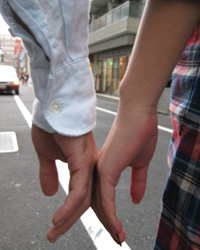 手と手が触れて、ドキッとしたら恋かも…！？