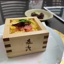 奈良町　あしびの郷の画像｜奈良のお酒の升に入った、蒸し寿司です。