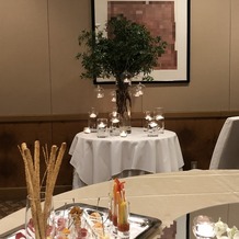 グランド ハイアット 福岡の画像｜試食会の様子。装花の見本を作ってくれました。