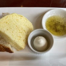 ブルーミントンヒルの画像｜パン。オリーブオイルは唐辛子味。