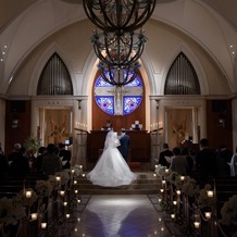 藻岩シャローム教会の画像｜ステンドグラスが本当に綺麗で大理石のバージンロードにはドレスが映って神秘的な空間でした。