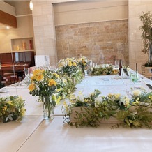藻岩シャローム教会の画像｜パーテーションは新郎自作、パーテーションの飾りの花は新郎母が手配したフローリストの作品。
