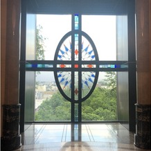 藻岩シャローム教会の画像｜大聖堂の入り口の正面にある窓です。とても綺麗でした。
