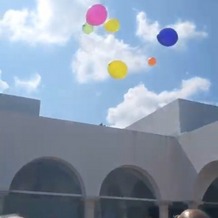 藻岩シャローム教会の画像｜みんなで風船を打ち上げる場面です