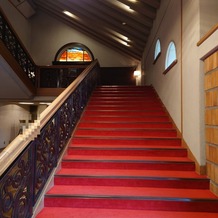 千里阪急ホテル　ＣＬＡＳＳＩＣ ＧＡＲＤＥＮの画像｜ロビーから２階への階段