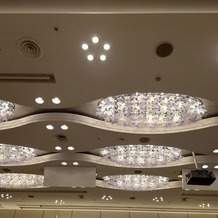 千里阪急ホテル　ＣＬＡＳＳＩＣ ＧＡＲＤＥＮの画像｜アイヴィーホールステンドグラス。花の形で可愛い。