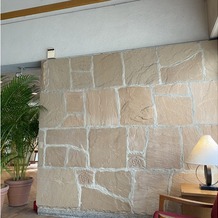 千里阪急ホテル　ＣＬＡＳＳＩＣ ＧＡＲＤＥＮの画像｜ロビーは開放感があり壁のレンガが可愛いです。
