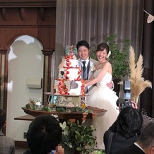 千里阪急ホテル　ＣＬＡＳＳＩＣ ＧＡＲＤＥＮの画像｜ウエディングケーキ入刀。ウエディングケーキは元々はハート型だったのですが、丸に変更しました。