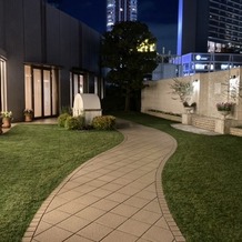 ホテル阪急インターナショナルの画像｜挙式会場外のフラワーシャワー、集合写真スペース