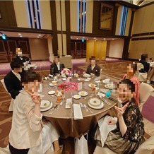 ホテル阪急インターナショナルの画像｜テーブルにはパーテーションがあって安心。
