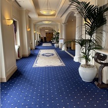 第一ホテル東京の画像｜式場の前の通路。ブルーの絨毯が素敵です。