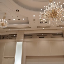 第一ホテル東京の画像｜天井が高く、シャンデリアがきれい。かなり広い会場で、防音パーテーションで2つに区切って分けられます。