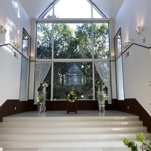 ガーデンテラス佐賀　ホテル＆リゾート（旧マリトピア）の画像｜ガラス張り、そして階段、奥には十字架があり、印象的です。
