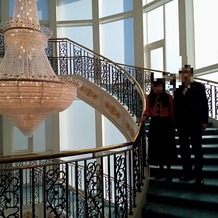 Royal Garden Palace 八王子日本閣の画像｜会場に豪華ならせん階段があります。