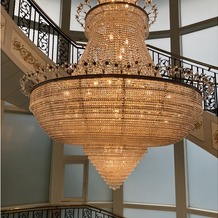Royal Garden Palace 八王子日本閣の画像｜廊下の階段にあるシャンデリア。各所の設備も調度品が絢爛豪華で写真映えします