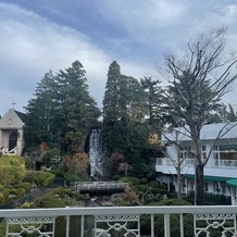 ロイヤルガーデンパレス 柏 日本閣の画像｜ロビーから見える庭の景色。まず立派な滝が目に入り、圧倒される。