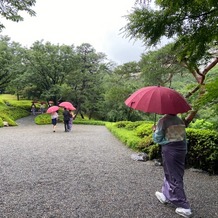 八芳園の画像｜挙式会場から披露宴会場へ移動する際