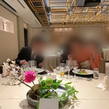 八芳園の画像｜ゲストテーブルの装花の様子です。