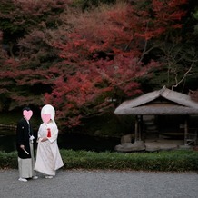 八芳園の画像｜秋はとても紅葉がきれいです。お庭での撮影おすすめです！