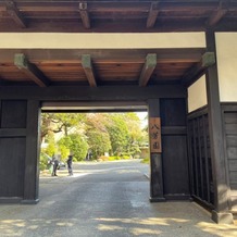 八芳園の画像｜八芳園の入り口です。この門をくぐりエントランスへ向かいます