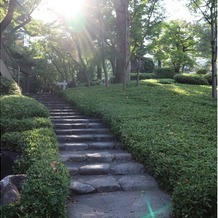 八芳園の画像｜庭園の階段から新郎新婦が降りてくる姿は圧巻でした。