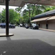 八芳園の画像｜入口前のタクシー乗り場と駐車場