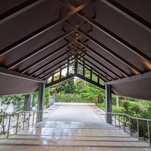 八芳園の画像｜フラワーシャワーは屋根のあるところで行うため天気の心配はないとのこと