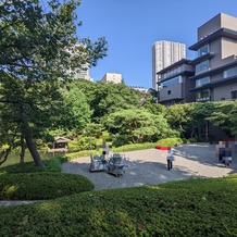 八芳園の画像｜本館から白鳳館に移動する庭園。白い部分で写真撮影です。