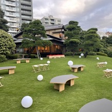 八芳園の画像｜牡丹の間に面した庭園
(椅子は月見イベントのためのもので、本来はただの芝生です)