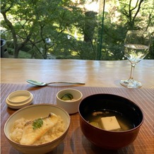 八芳園の画像｜鯛飯は当日切り分けするなどパフォーマンス料理であるとのこと