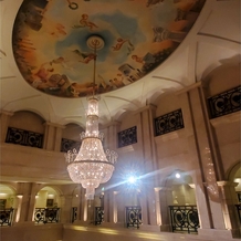 エスタシオン・デ・神戸の画像｜天井の絵とシャンデリアが豪華