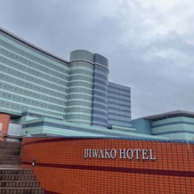 琵琶湖ホテルの画像｜ホテル外観。会場に到着した瞬間から格式高いホテルと分かります。