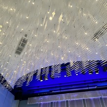 琵琶湖ホテルの画像｜天井のキラキラしたものは琵琶マスの大群らしいです。