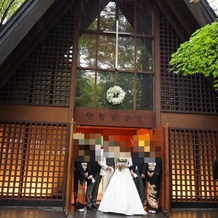 星野リゾート　軽井沢ホテルブレストンコートの画像｜挙式後、外で撮影