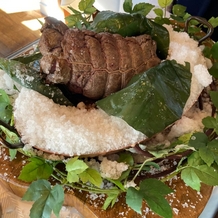 星野リゾート　軽井沢ホテルブレストンコートの画像｜牛肉の塩釜開きです。