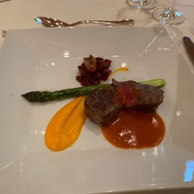 星野リゾート　軽井沢ホテルブレストンコートの画像｜目の前でフランベされたお肉。焼き加減も選べて、嬉しかったです。