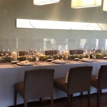 星野リゾート　軽井沢ホテルブレストンコートの画像｜食事会場　新郎新婦を囲んで　オープンキッチン