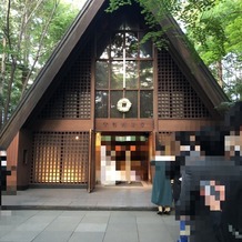 星野リゾート　軽井沢ホテルブレストンコートの画像｜モザイクかけてますが、緑に囲まれた挙式会場です。