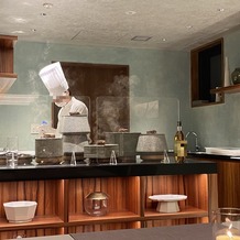 星野リゾート　軽井沢ホテルブレストンコートの画像｜オープンキッチンのパフォーマンスが素敵でした。
