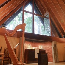 星野リゾート　軽井沢ホテルブレストンコートの画像｜教会の中
ハープとオルガンの生演奏です
