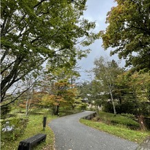 星野リゾート　軽井沢ホテルブレストンコートの画像｜挙式会場の周辺の小道