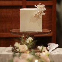 星野リゾート　軽井沢ホテルブレストンコートの画像｜ケーキはスクエア型にしていただきました。トッパーは持ち込みです。