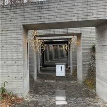 星野リゾート　軽井沢ホテルブレストンコートの画像｜挙式当日のみ渡れる通路です。