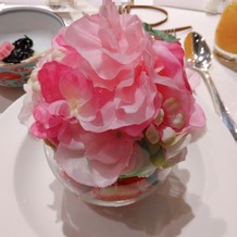 星野リゾート　軽井沢ホテルブレストンコートの画像｜デザートが運ばれてきたとこです。見た目も可愛い！お花のふたがされれました。
