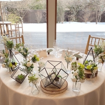 星野リゾート　軽井沢ホテルブレストンコートの画像｜パーティー会場の新郎新婦のテーブル。テーブルセッティングも選べる。