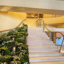 星野リゾート　軽井沢ホテルブレストンコートの画像｜プレストンコート入り口の階段