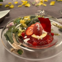 星野リゾート　軽井沢ホテルブレストンコートの画像｜お花の入ったお皿を使ったデザート