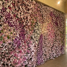 星野リゾート　軽井沢ホテルブレストンコートの画像｜挙式後のフォトブースのお花が素敵で、わーって皆さんテンション上がりました！