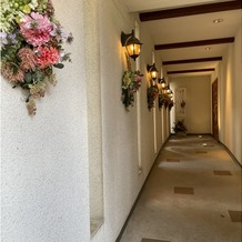 星野リゾート　軽井沢ホテルブレストンコートの画像｜季節によってお花がかわります