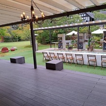 星野リゾート　軽井沢ホテルブレストンコートの画像｜外にもテーブルがありました。